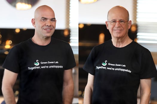 מימין: פרופ׳ יוסי קלפטר, יו״ר Green Swan Lab, ובועז נול, מנכ״ל Green Swan Lab, צילומים: אייל טואג